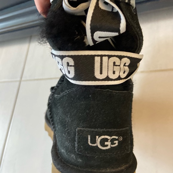 UGG Bailey Bow II, like new black, girls size 4 boots ! Great for school uniform - Picture 6 of 6